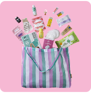 Afbeelding van een tas gevuld met babyproducten op een roze achtergrond.
